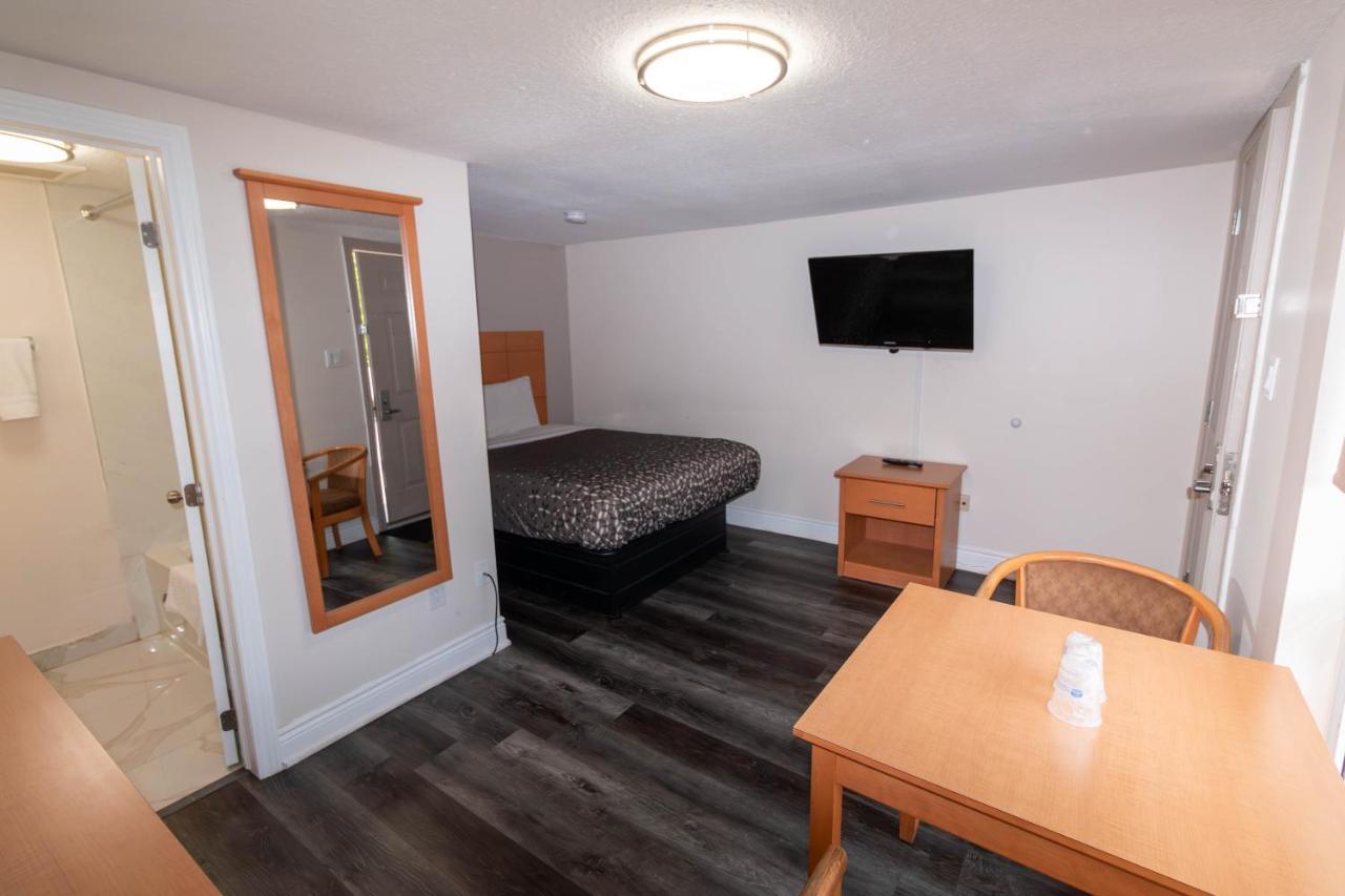Borden Inn And Suites Angus Exteriér fotografie