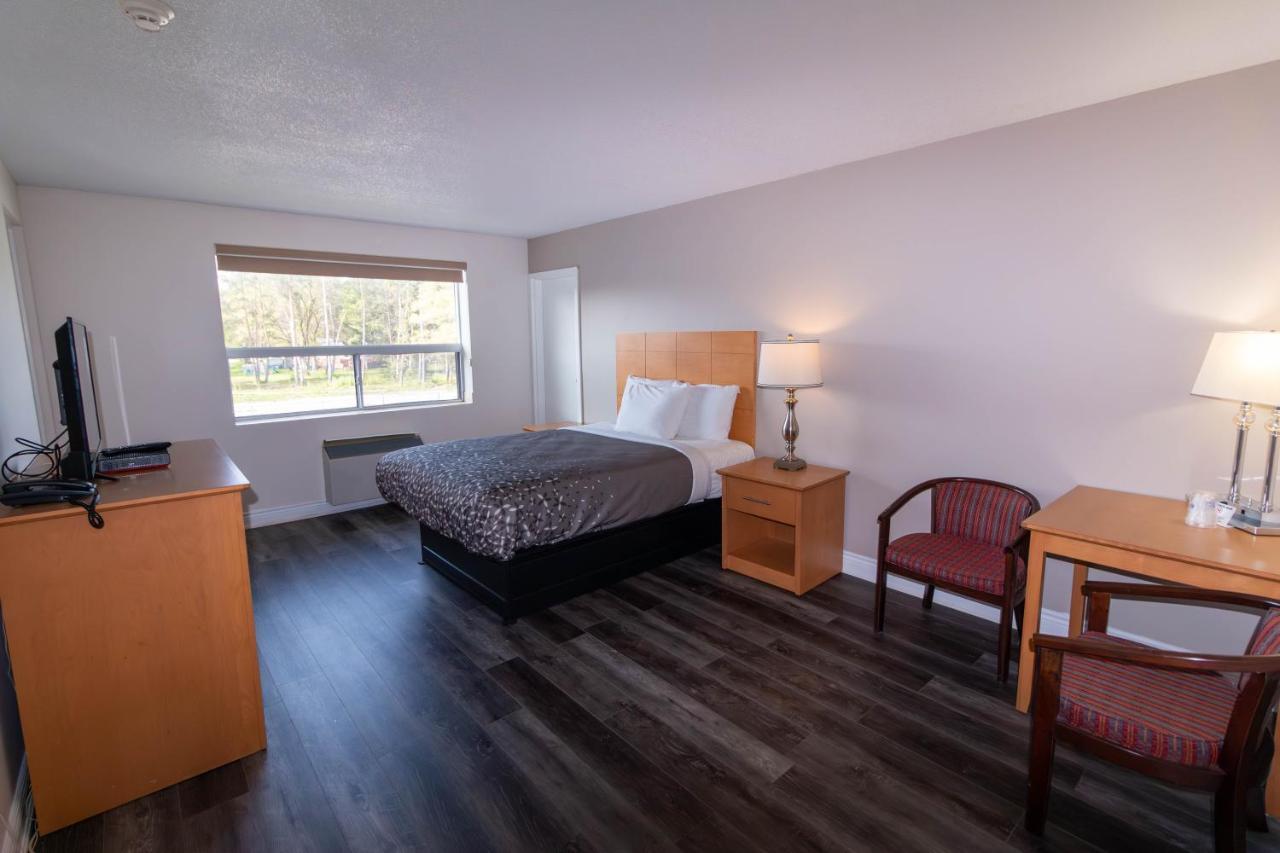 Borden Inn And Suites Angus Exteriér fotografie